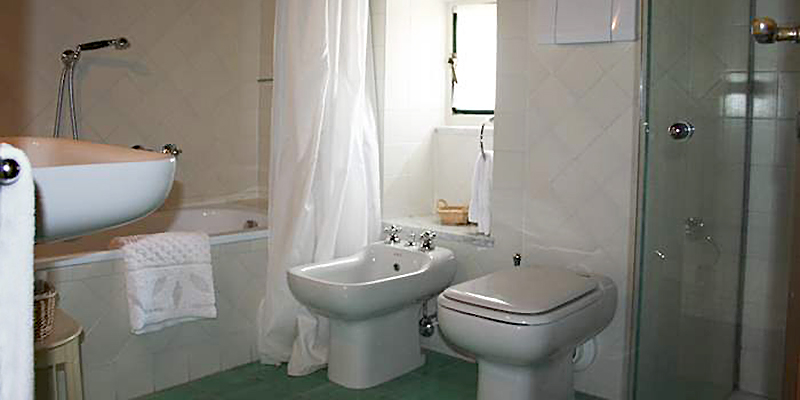 modern bathrooms at La Capanna