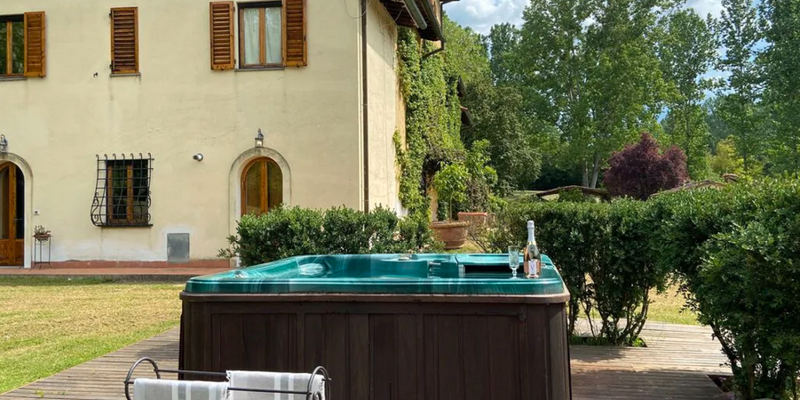 hot tub and champaign at Villa Ortensia