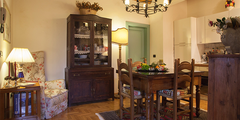 Modern comforts, dining area at Pinti Claudia